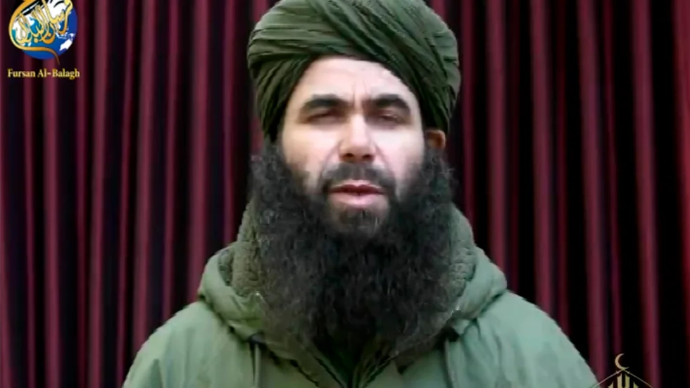 Dödade Abdelmalek Droukdel syns här i en video från extremiströrelsen. Arkivbild.