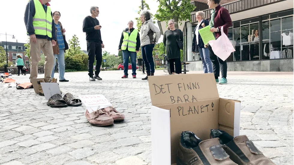 Klimatgruppen i Naturskyddsföreningen Katrineholm hakade på lördagens skostrejk för en klimatsmart omstart.