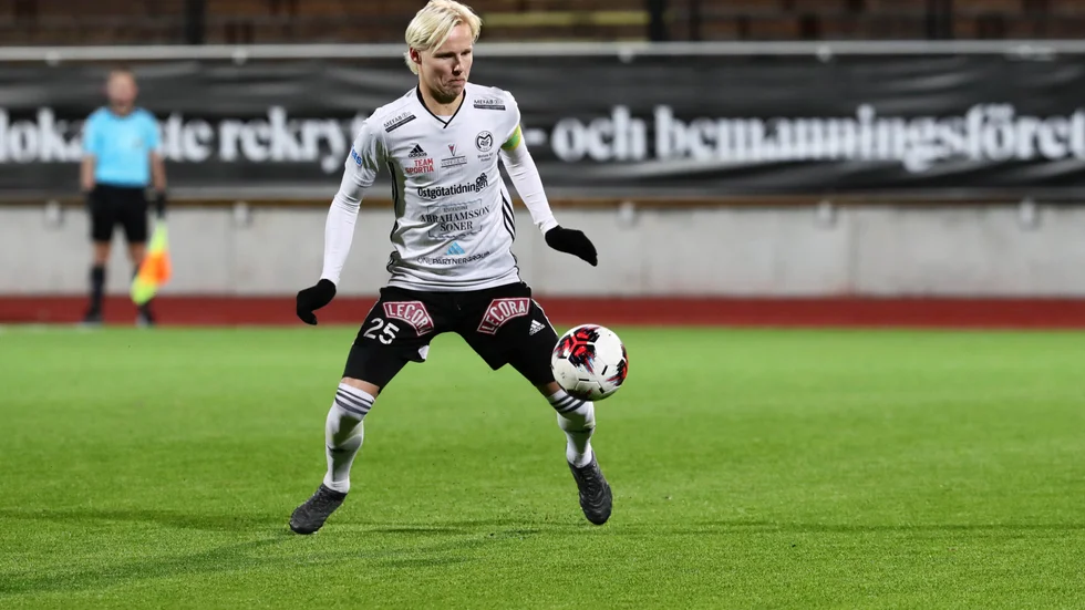 Motala AIF:s högerback Simon Karlsson ger svar i lagkaptenskollen inför starten av division 1-fotbollen. Det stora genombrottet tror han att tränaren Christer Persson får i Maif.