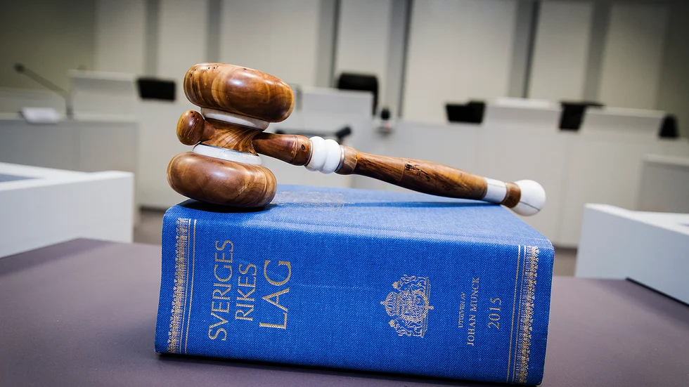 En 29-årig man döms till fängelse för misshandel och skadegörelse. 