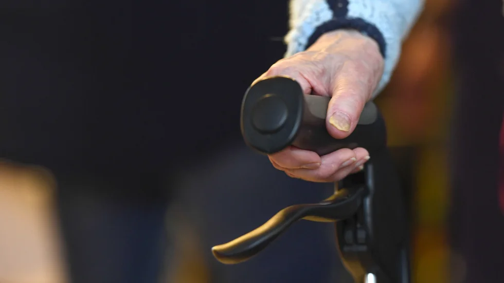 För våra äldre och berörda anhöriga skulle vetskapen om det finns smitta eller inte på just deras eller anhörigs boende förmodligen vara betryggande och på intet sätt förödande för varken kommun, region eller verksamhet, skriver Malin Karlsson (SD), Bertil Malmberg (SD) med flera.