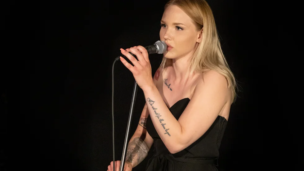 Maiah Lay, eller Maja Hjelm som hon egentligen heter, är en färsk artist som redan kommit en bit på vägen.