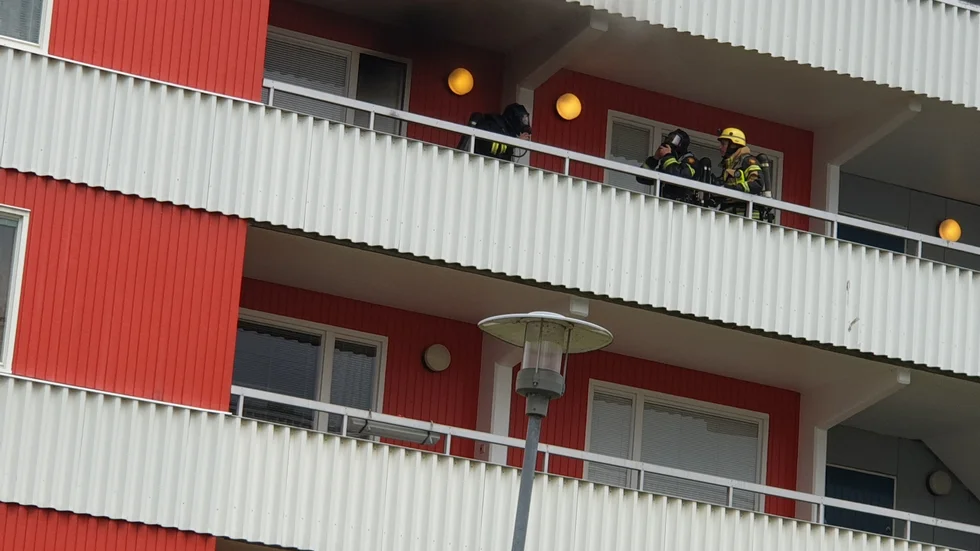 Räddningstjänsten gick in med rökdykare i lägenheten.