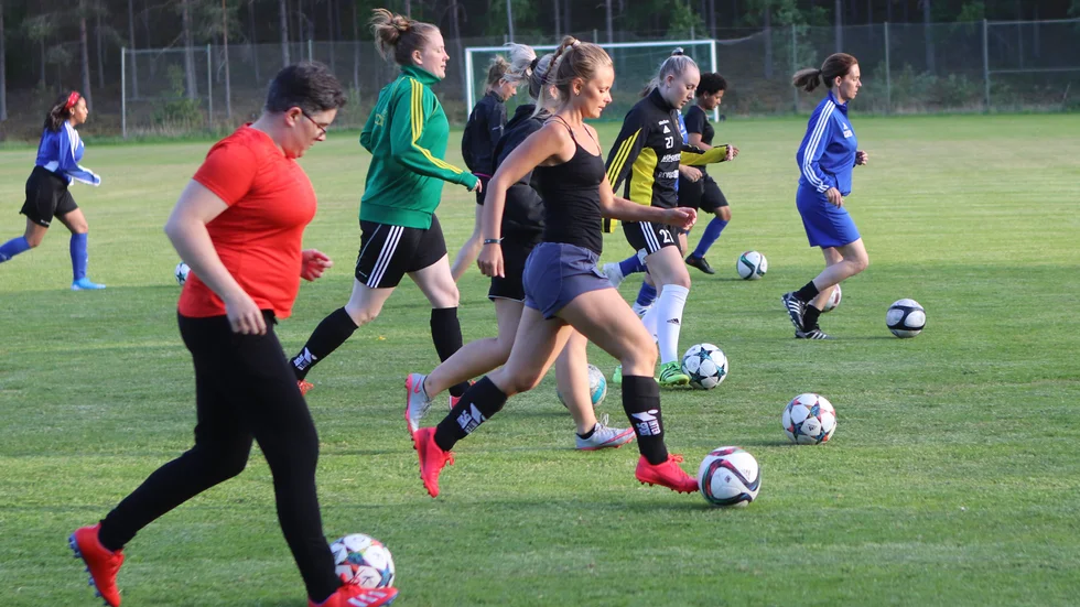 Mycket boll och många glada skratt, DFK och KAIK har direkt hittat rätt nivå på motionsformen fotboll fitness.