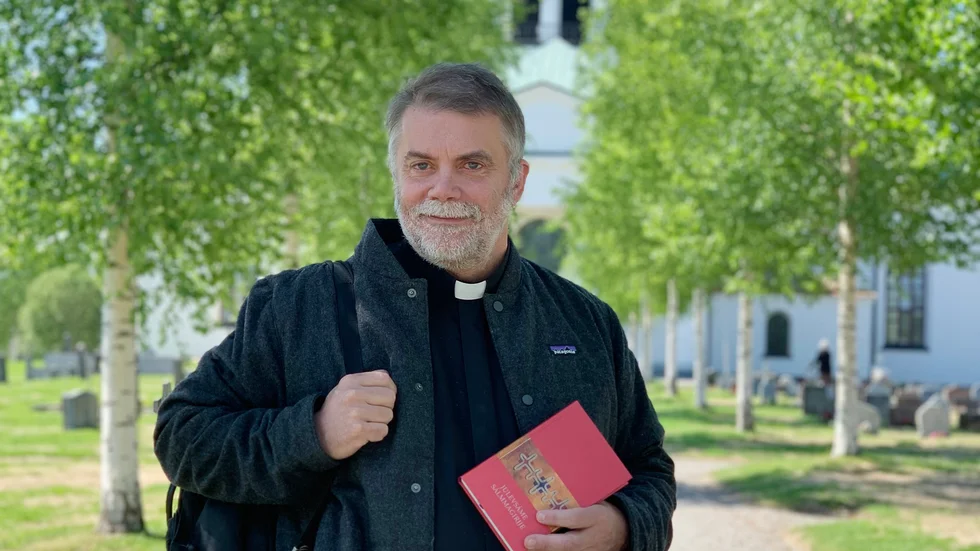 Församlingsherde Arne Andersson håller i en psalmbok översatt till lulesamiska.