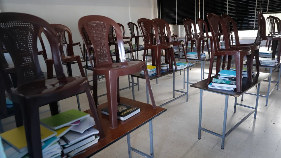 Ett tomt klassrum i en skola i Libanons huvudstad Beirut i mars, efter att landets regering beslutat att stänga skolor och universitet med anledning av coronapandemin. Arkivbild.