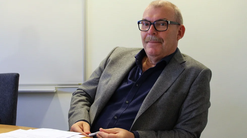 Jörgen Olsson, socialchef i Västerviks kommun, berättar att bänkar utrustade med plexiglas ska levereras till kommunens äldreboenden i nästa vecka.