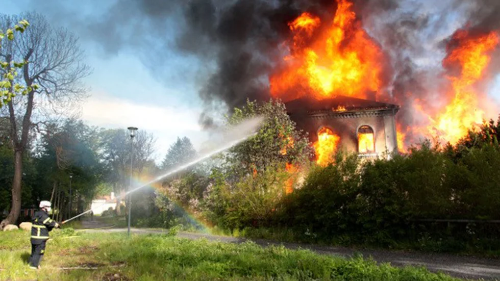 Byggnaden Stallet började brinna vid kvart i fyra på torsdagsmorgonen. Under tidiga morgontimmarna tog elden rejäl fart.