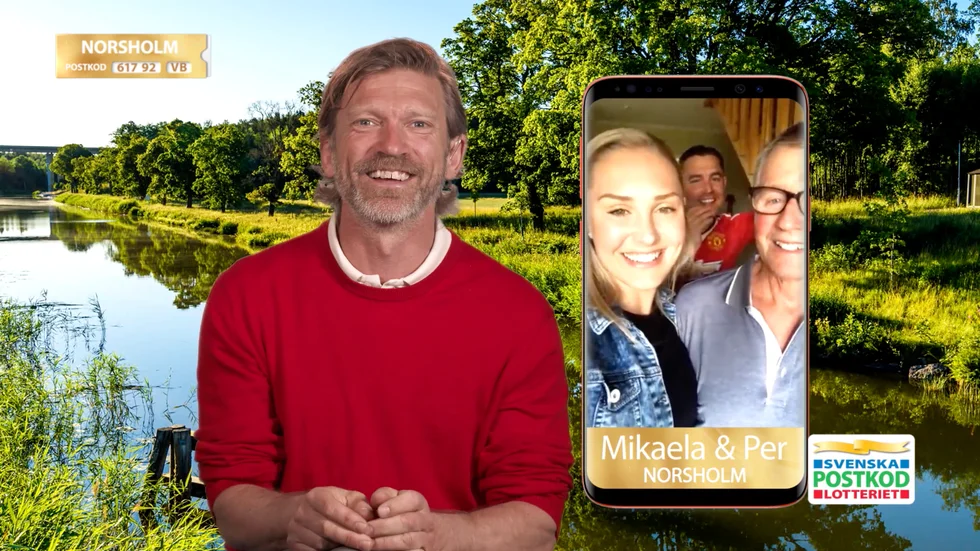 Mikaela Karlsson och svärfar Per Karlsson fick nyheten av Postkodslotteriets Jesper Blomqvist.