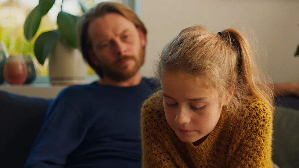 Läraren Anders (Jan Gunnar Røise) och Lykke (Ella Øverbye) i "Barn". Pressbild.