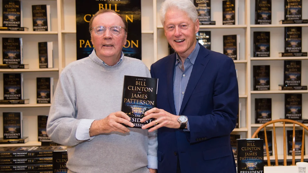 Bill Clinton (till höger) och James Patterson gör gemensam sak på nytt och skriver boken "The president's daughter" tillsammans. Arkivbild.