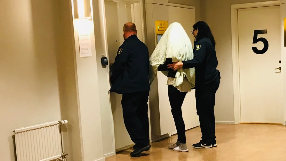 Hovrättsförhandlingen om det så kallade Hedlandet-mordet i december 2018 har avslutats och den kvinna som friades för mordet av Eskilstuna tinsgrätt har nu häktats misstänkt för mordet, av hovrätten. (Bilden är tagen vid förhandlingen i Eskilstuna tingsrätt)