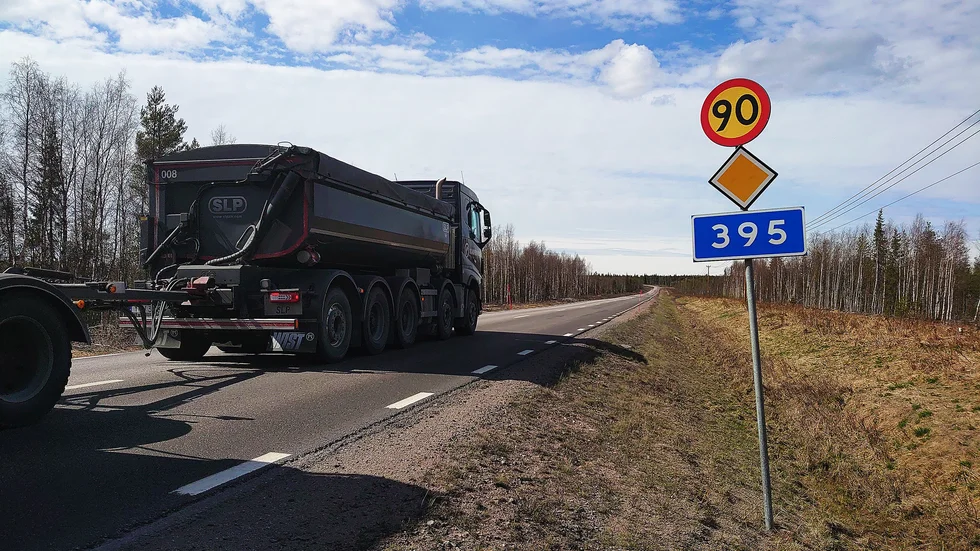 En intressegrupp i Kaunisvaara anser att malmbilar från Kaunis iron kör för snabbt på flera sträckor, inte minst där nedsatt hastighet råder. 
