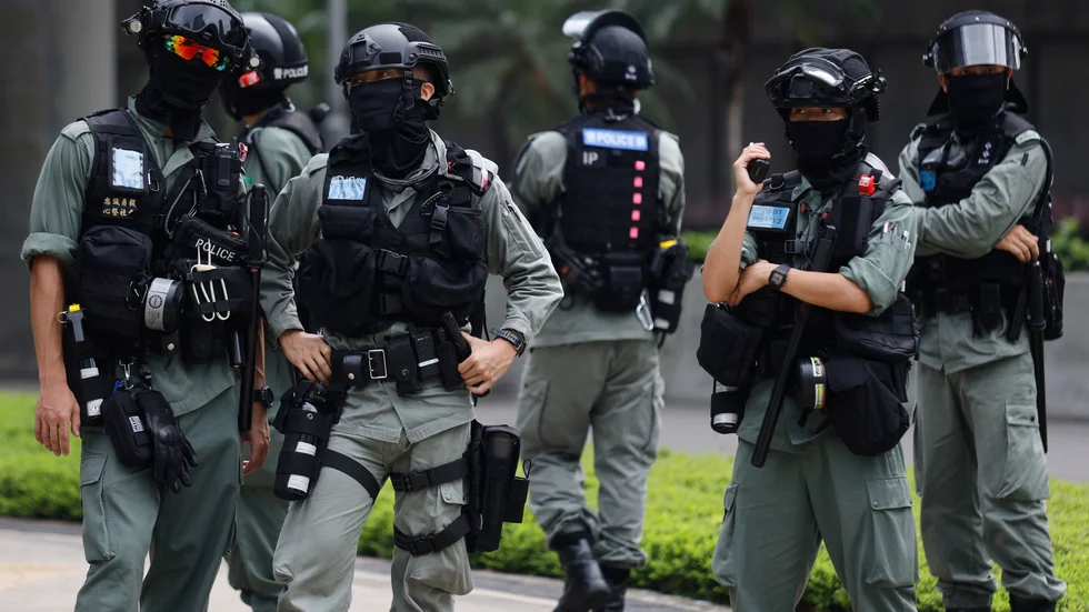Kravallutrustad polis utanför parlamentshuset i Hongkong under onsdagen.