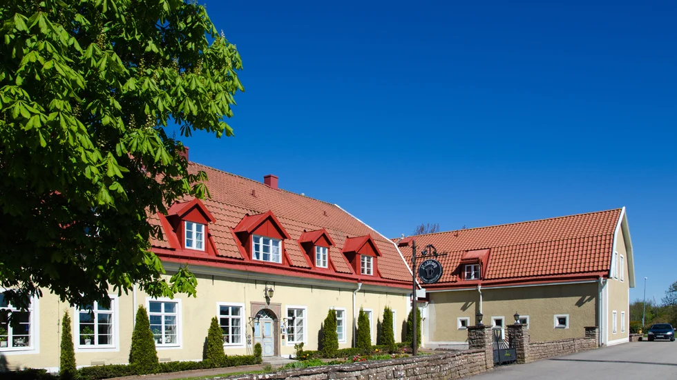 Anrika Halltorps gästgiveri på Öland, som stängdes för renovering i början av 2018, är fortfarande stängt. Halltorpsgruppen har samma frontfigurer som bolaget som köpt Marviken.