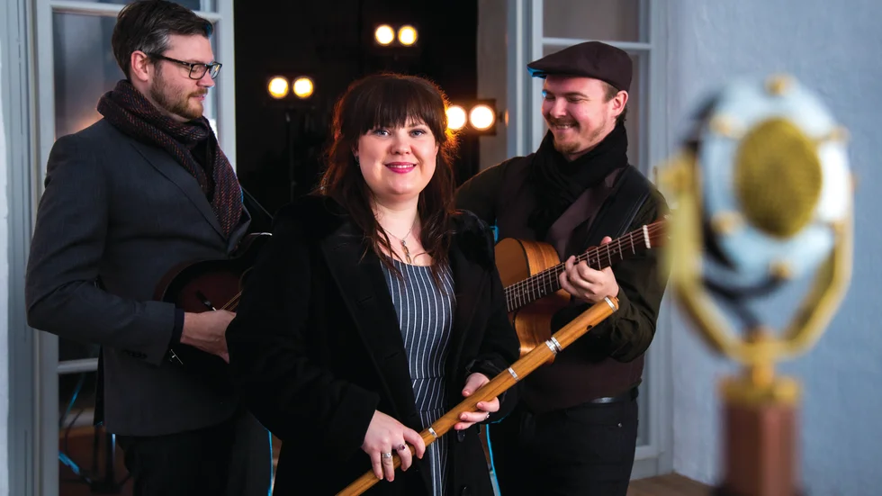 Gyttring består av Robbin Stål, Erika von Knorring och Patrik Midelf. I juli lirar de folkmusik i Jädersgården.