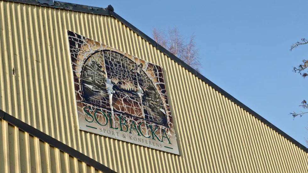 Den gamla gympasalen vid Solbacka ser väldigt sliten ut på ytan, men grundkonstruktionen ska va i relativt gott skick enligt de nya ägarna.