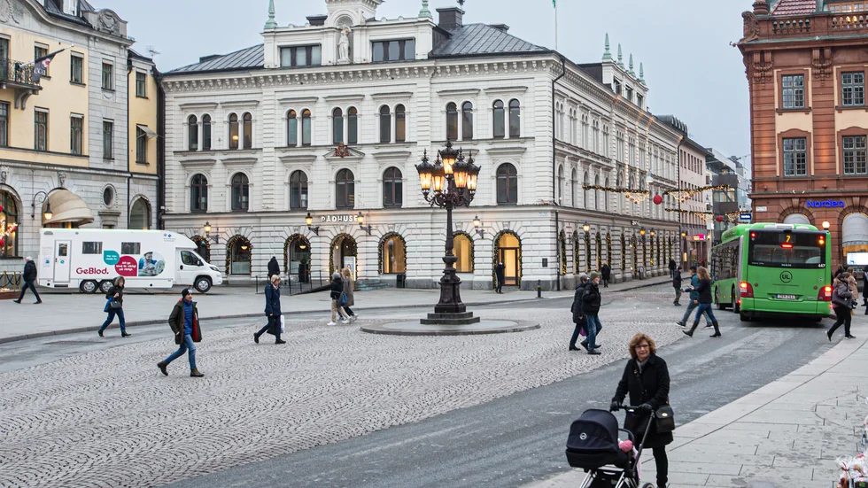 På en snabbmatsrestaurang vid Stora Torget i Uppsala höll ett gäng minderåriga personer kvar en tonårig pojke mot hans vilja och misshandlade honom. Nu åtalas tre personer.