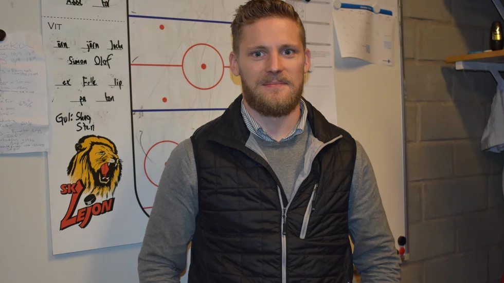Talangfull tränare. Kim Lundgren, 31 år, går in på sin fjärde säsong som backtränare i Lejon. En skada spolierade elitsatsning som spelare, nu har Lundgren ambitioner som tränare istället.