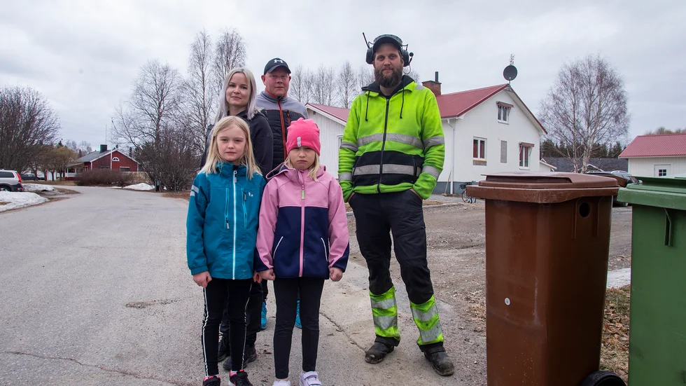 Emma Larsson med dottern Minnah Jonsson och kompisen Emilia Westbom tillsammans med grannarna Mikael Lundgren och Fredrik Persson. De är less på råttorna och hoppas att kommunen nu ska lösa problemet.