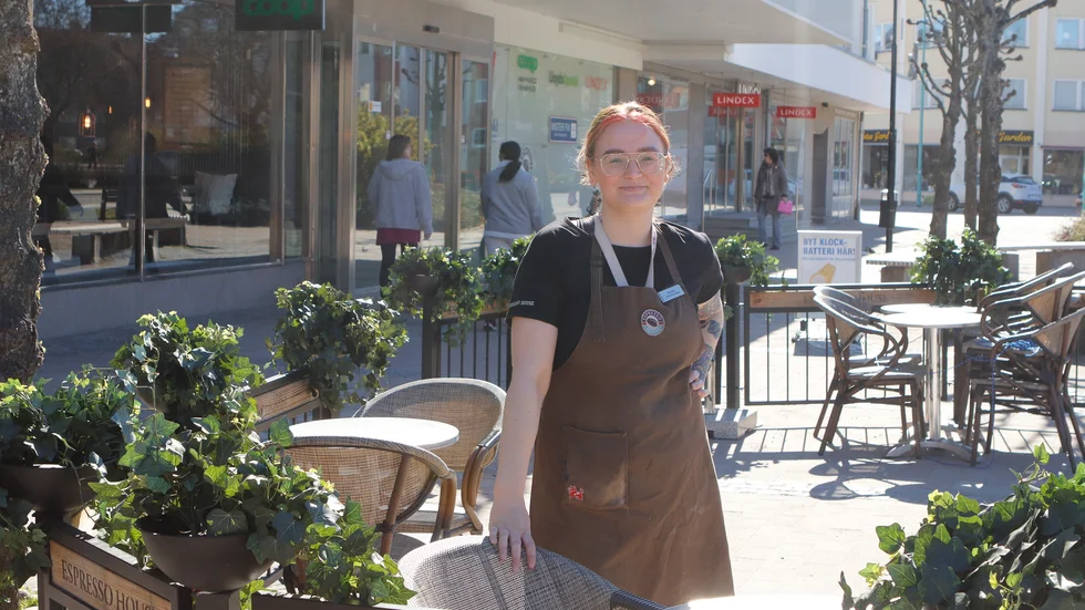 Matilda Kekokangas njuter i solen på sin uteservering. 