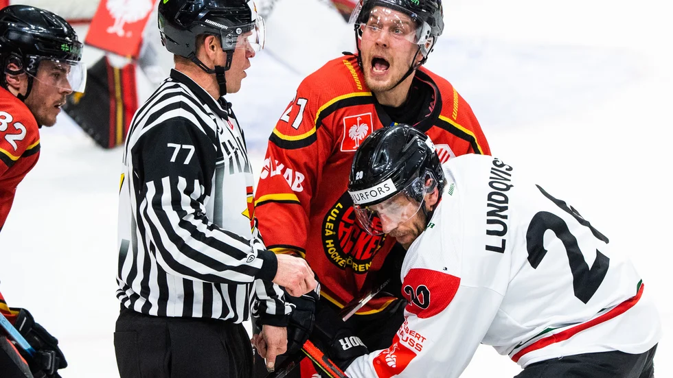 Luleå Hockeys Juhani Tyrväinen i en närkamp med Frölundas Joel Lundqvist i CHL-semifinalen förra säsongen.
