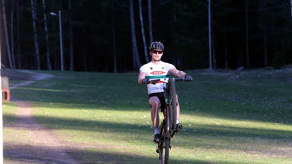 Lukas Merkel vann den första deltävlingen av Vretacupen i mountainbike.