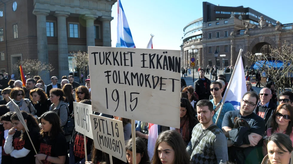 Svenskarmenier demonstrerar på årsdagen av folkmordet.