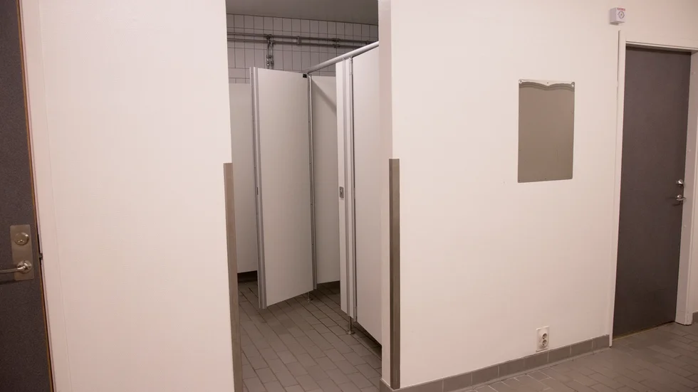 Enligt idrottslärare och elever duschar endast hälften av eleverna i mellanstadiet, högstadiet och gymnasiet efter idrotten i dagsläget. Duschbås kan underlätta, de här är installerade i Norrmalmia.