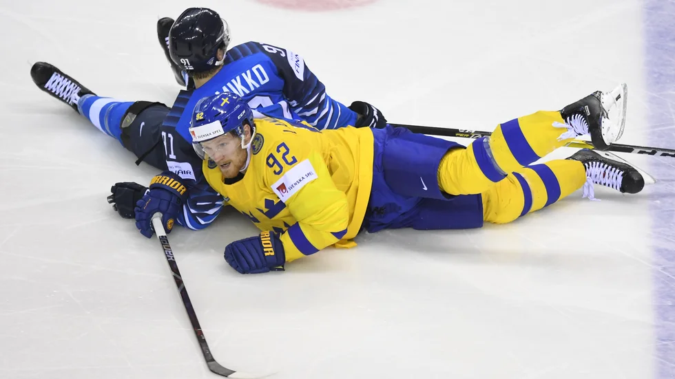 Tre Kronor möter Finland i nästa OS. Här har Gabriel Landeskog hamnat på isen med Finlands Juho Lammikko i VM-mötet i Slovakien i fjol. Arkivbild.