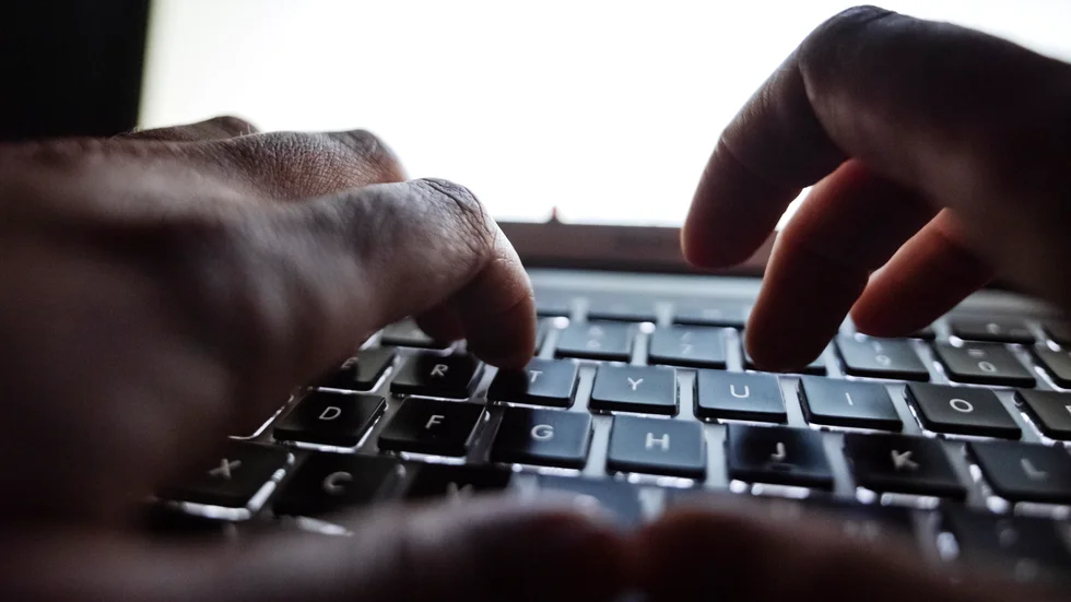 Mannen åtalas för grovt barnpornografibrott och på ytterligare fyra punkter gällande barnpornografibrott av normalgraden. 