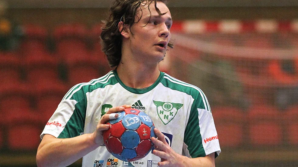 Gustav Skogwiks premiär är synd att klaga på. Nio mål och vinst hemma mot Täby. 