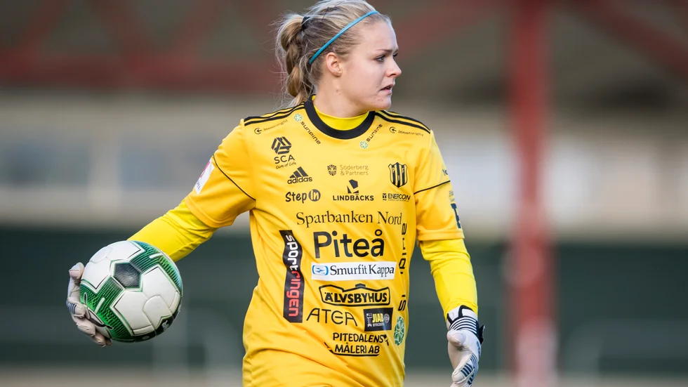Hilda Carlen spelade senast säsongen 2017. Söndag eftermiddag backar hon upp ordinarie målvakten Amanda McGlynn i PIF-truppen.