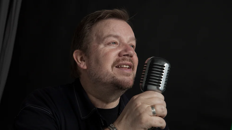 Musikintresset har alltid varit centralt i författaren Mikael Janssons liv. Nu ger han ut sin första roman "Ett liv under radarn" som blandar både musik och livsöden.