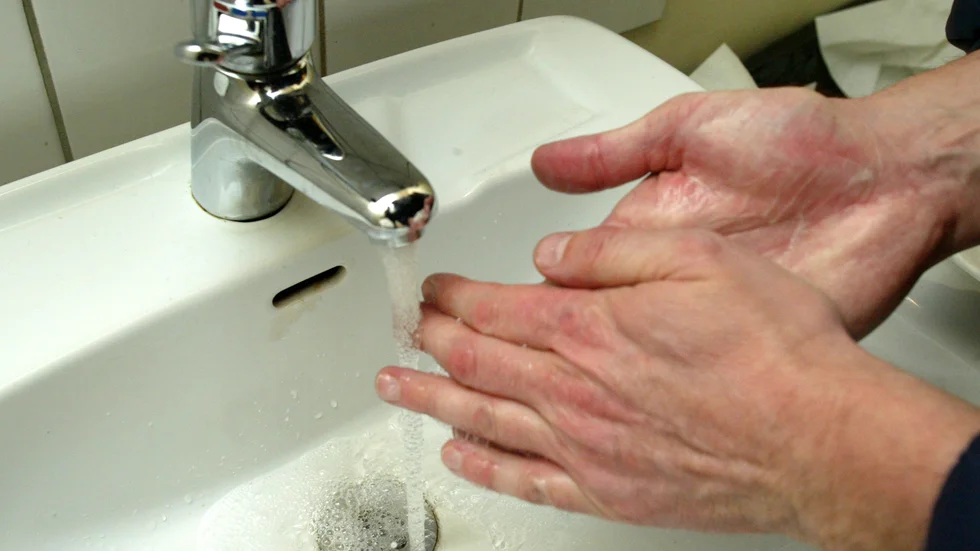 Handsprit har inte tillräcklig effekt mot vinterkräksjukan. Därför är det noggrann tvättning med vatten och tvål som gäller.