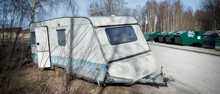 Dumpad husvagn vid återvinningsstation