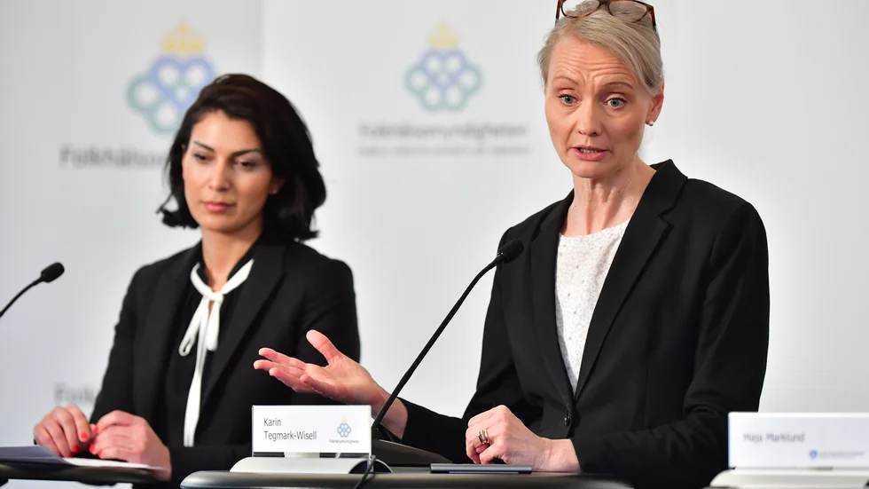 Taha Alexandersson, ställföreträdande krisberedskapschef på Socialstyrelsen och Karin Tegmark-Wisell, chef för avdelningen mikrobiologi på Folkhälsomyndigheten på en pressträff på längfredagen.