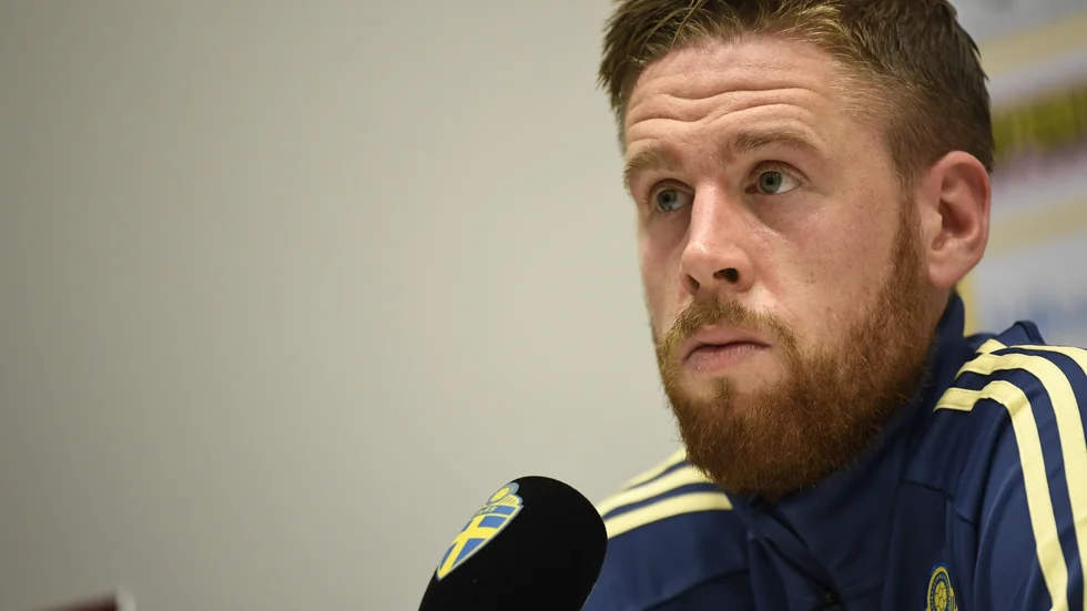 En del av spelarnas lön i divisionerna under Premier League skjuts på framtiden. Pontus Jansson i Brentford är en av spelarna som får en lägre löneutbetalning i april. Arkivbild.