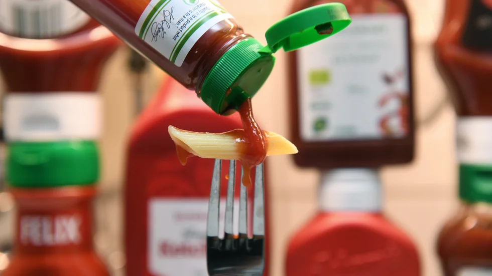 Tomatketchup är en vanlig sås i våra hem som passar till många olika måltider.