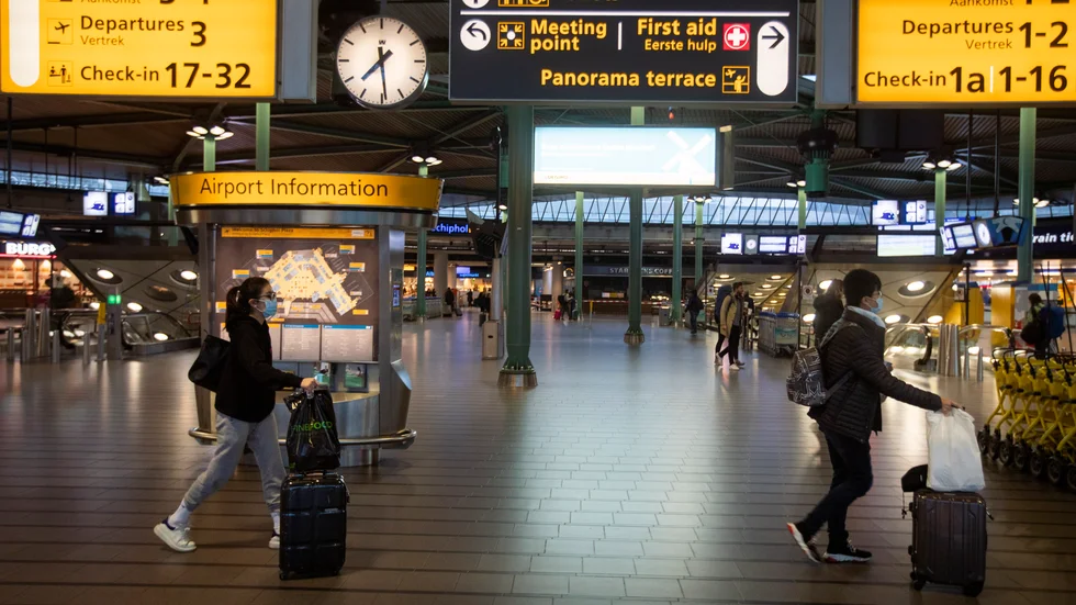 Två män som hade med sig ett skjutvapen greps vid flygplatsen Schiphol utanför Amsterdam. Arkivbild.