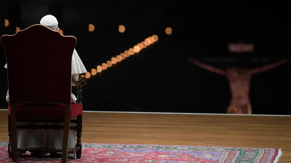 En ensam påve Franciskus på långfredagen.