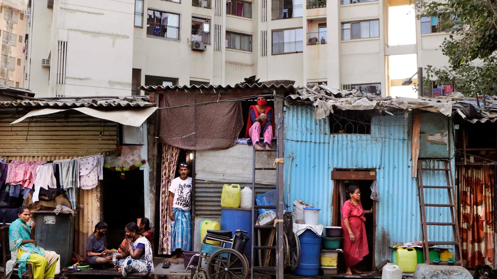 Fattiga indier bor tätt ihop i Dharavi i Bombay, där coronaviruset har börjat spridas.