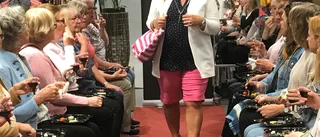 Hon tar modevisningen hem till kunderna via nätet