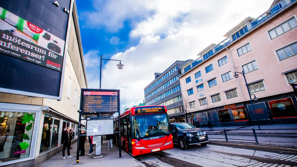 Det var här vid busshållplatsen på Smedjegatan i Luleå som en LLT-förare vägrade några barn med utländsk bakgrund att åka med.