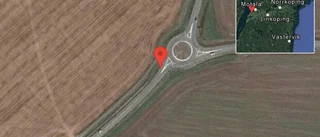 En personbil i singelolycka