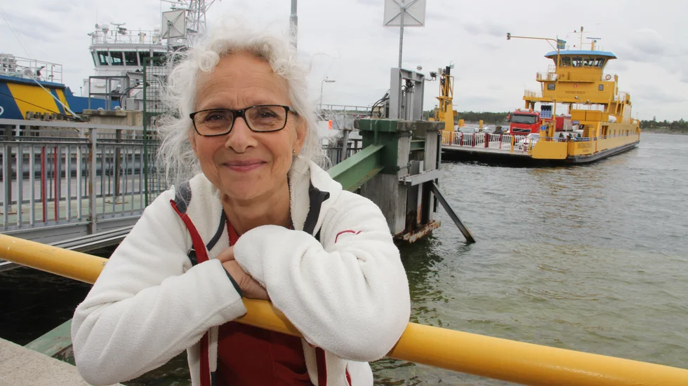 Ulla Gerbrand ställer själv ut på Gräsö konstrunda. "Den är väldigt lättillgänglig, det är en kravlöshet. Det är öppna dörrar, öppna landskap, god stämning och positiva vibrationer i lufter", säger hon om konstrundan.