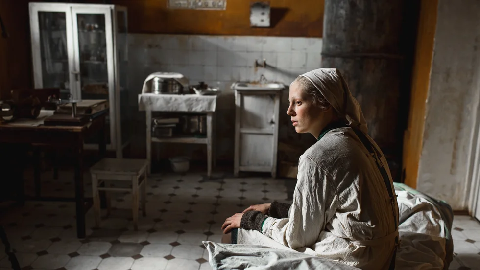 Viktoria Mirosjnitjenko långfilmsdebuterar i ”Beanpole – den väldiga kvinnan”. 
