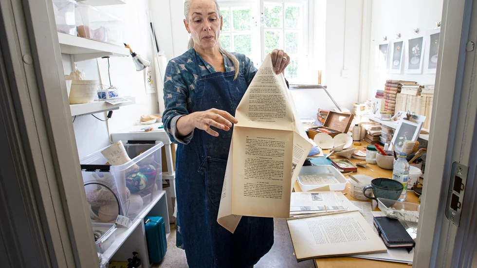Cecilia Levy med boksidor som ska förvandlas. 