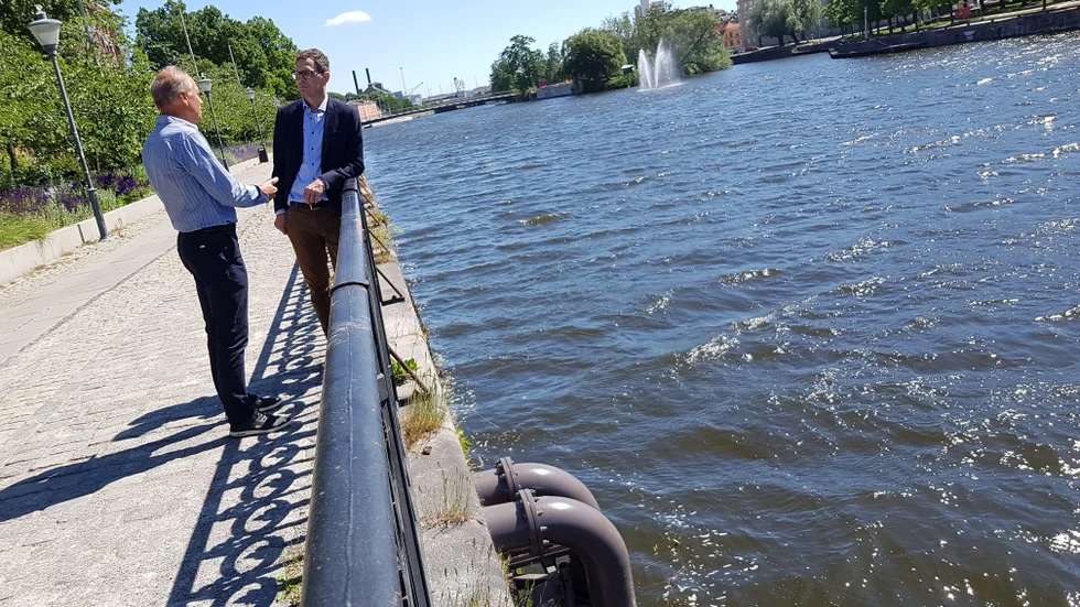 Eons produktionschef i Norrköping Jonas Lind diskuterar anläggningen med Göran Blom på Magnentus.