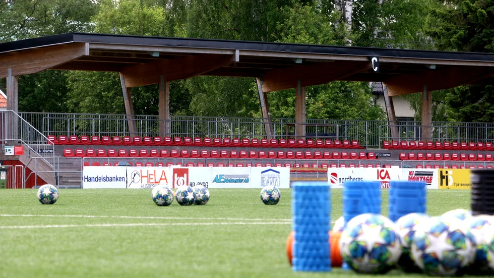 LF Arena har problem med nedskräpning och skadegörelse, men fotbollsverksamheten rullar på som vanligt.